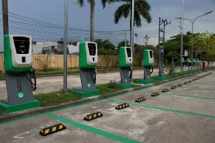 Các trụ sạc ô tô điện của VinFast tại Bến xe Nước Mát (Yên Bái).