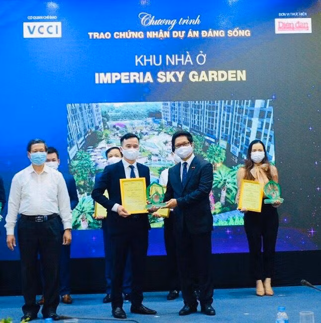 Đại diện MIKGroup nhận giải “Dự án đáng sống 2021” dành cho Imperia Sky Garden