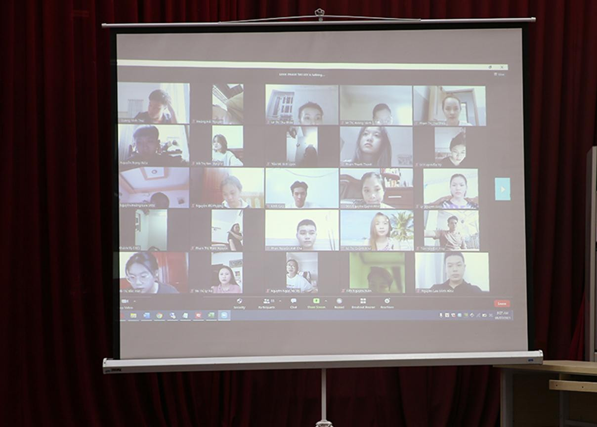 Sinh viên Duy Tân nghiêm túc khi thi trực tuyến Kết thúc Học phần