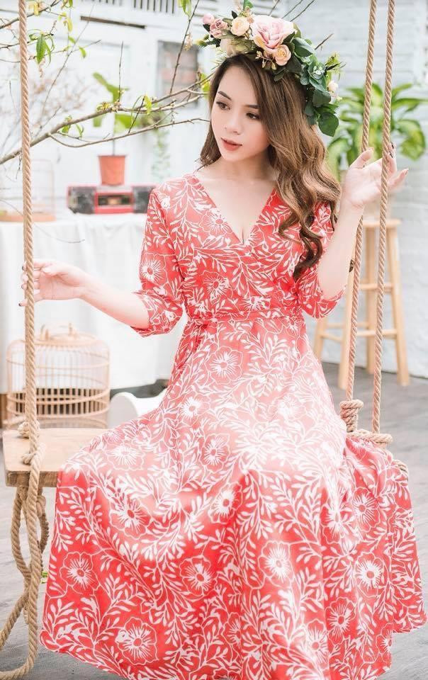 Trang phục váy liền nữ tính.