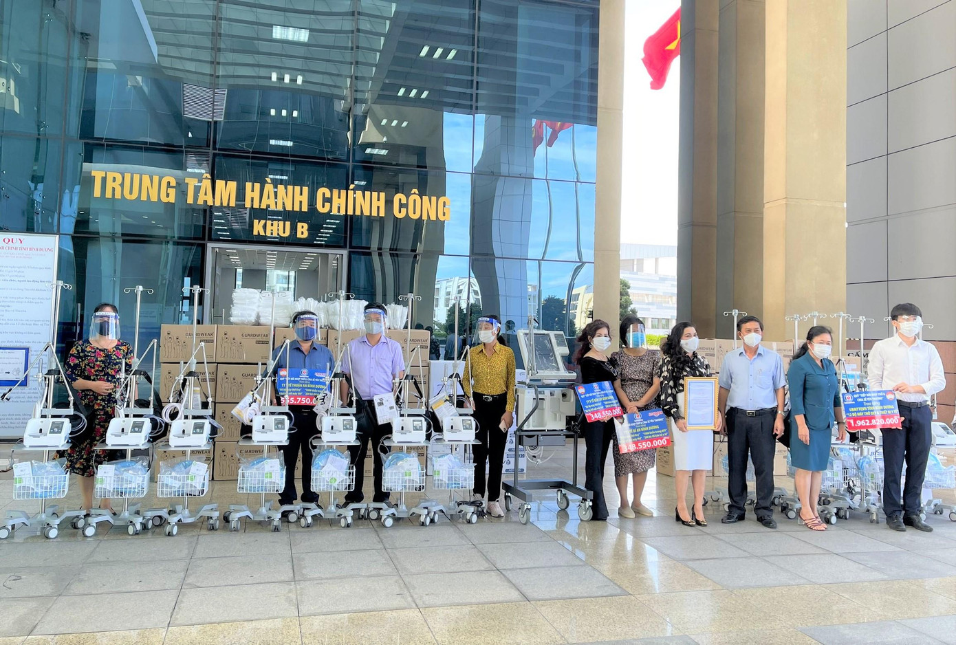 UBMTTQ Việt Nam tỉnh Bình Dương tiếp nhận 12 máy thở từ Công ty Kim Oanh UBMTTQ Việt Nam tỉnh Bình Dương tiếp nhận 12 máy thở từ Công ty Kim Oanh