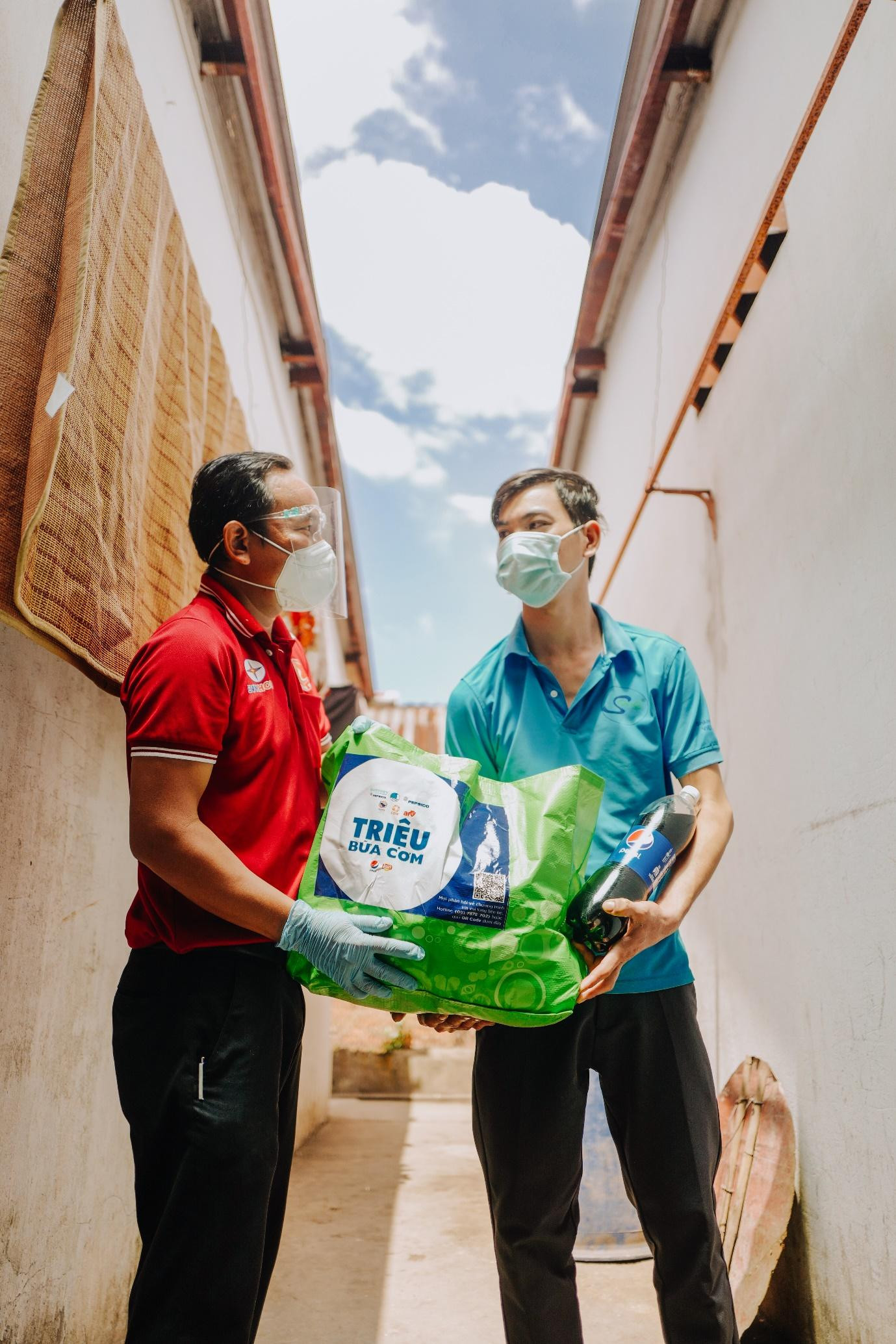 “Triệu bữa cơm” đã đến tận tay cho những người dân vùng dịch