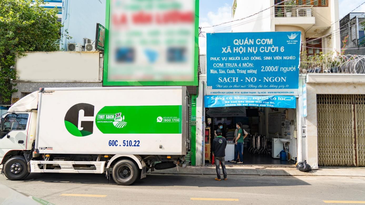 Những xe chở thực phẩm lành ngon từ GREENFEED vẫn tiếp tục lăn bánh đến những “điểm nóng” giữa mùa dịch