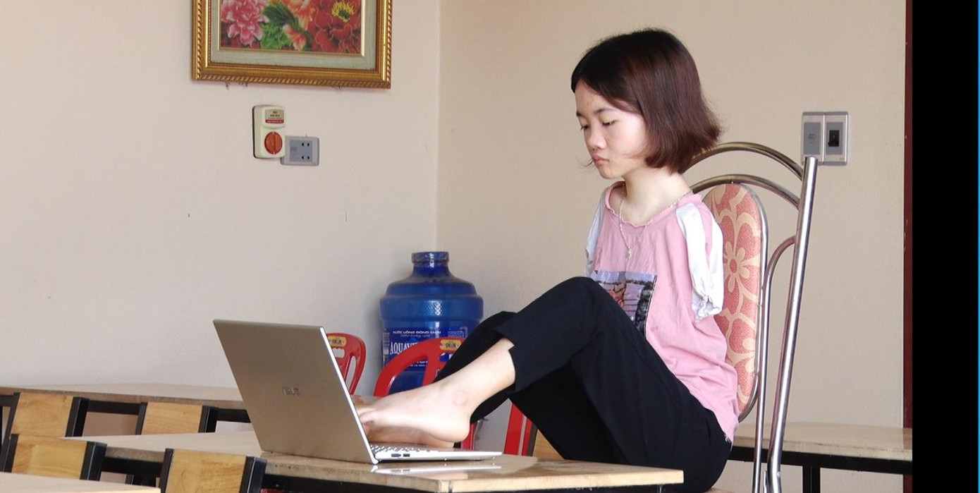 Không có tay nên Thắm làm mọi việc bằng đôi chân Không có tay nên Thắm làm mọi việc bằng đôi chân