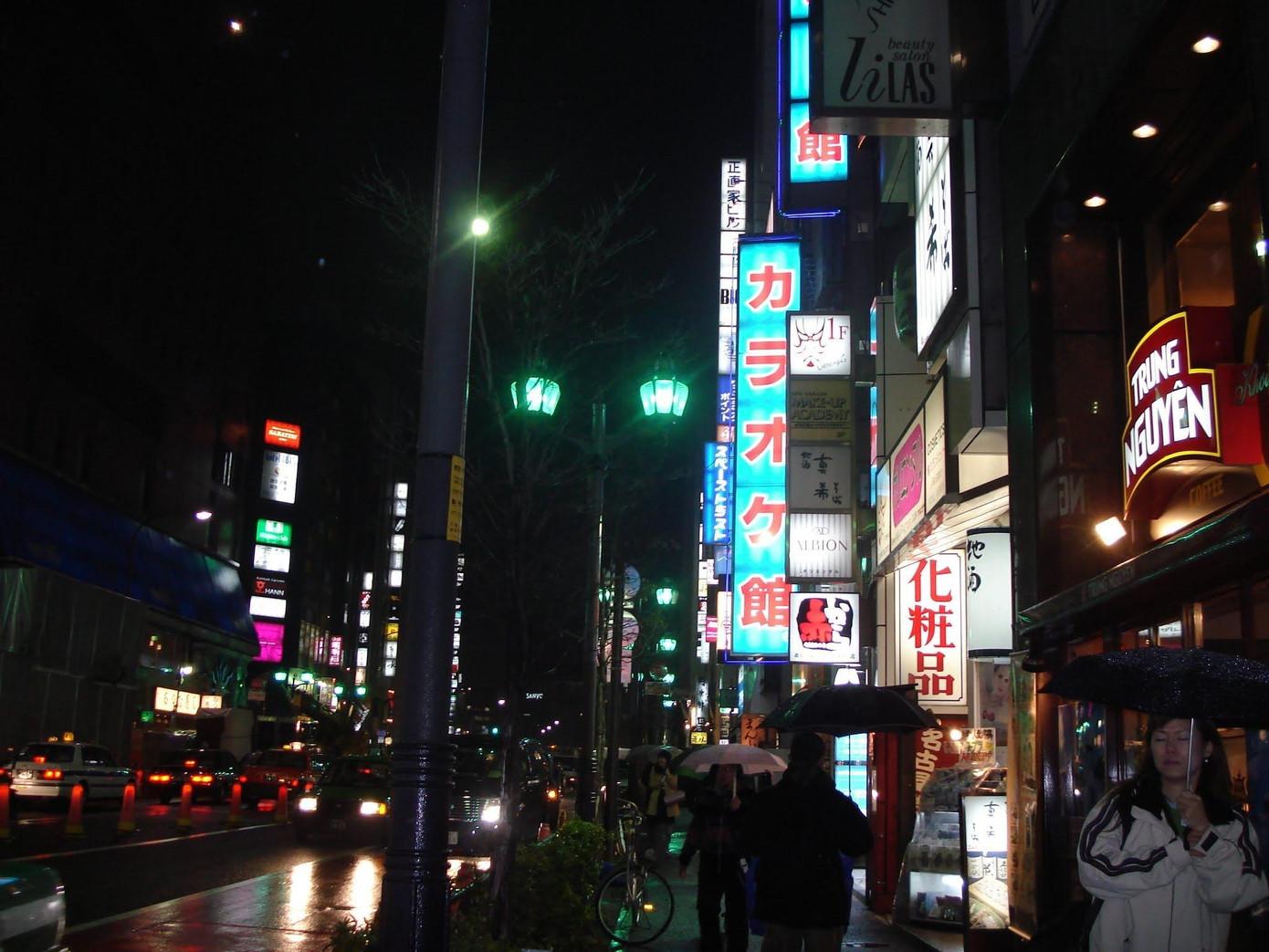 Quán cà phê Trung Nguyên năm 2002 tại Roppongi - trung tâm ngoại giao, chính trị và tài chính của thủ đô Tokyo Quán cà phê Trung Nguyên năm 2002 tại Roppongi - trung tâm ngoại giao, chính trị và tài chính của thủ đô Tokyo