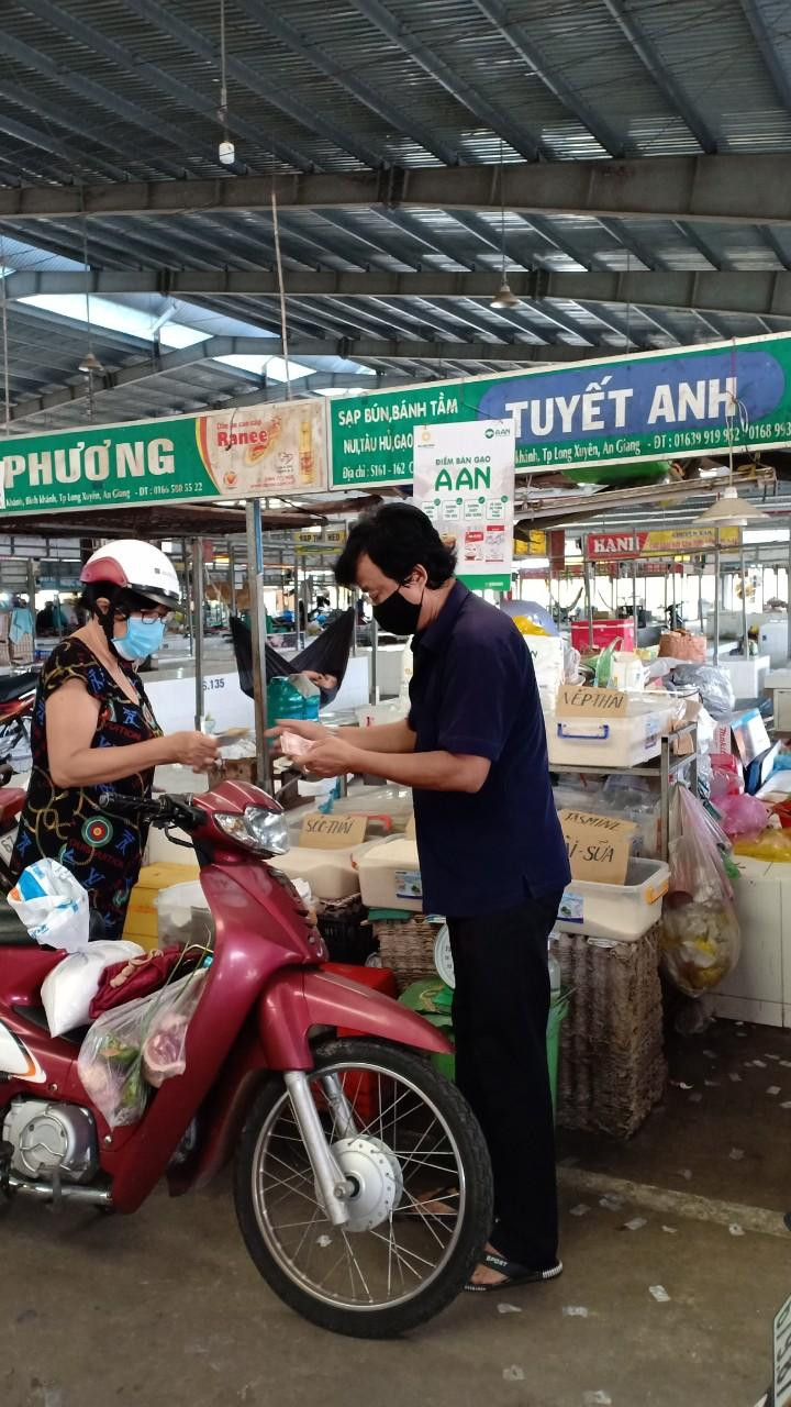 Người dân đi chợSao Mai Bình Khánh 5 an toàn Người dân đi chợSao Mai Bình Khánh 5 an toàn