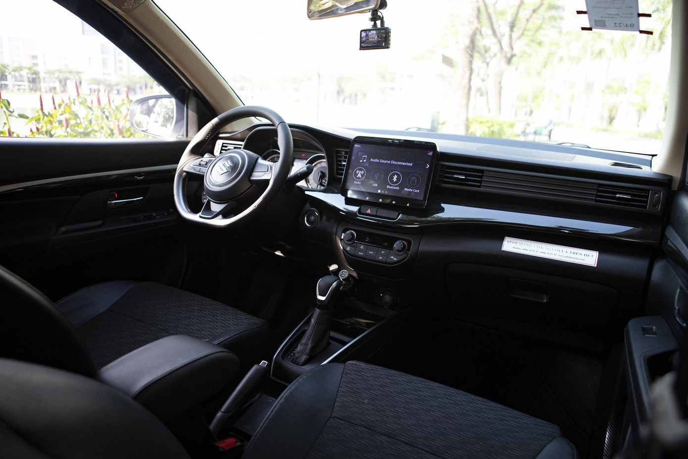 Bên cạnh chăm sóc ngoại hình thì nội thất của xe cũng cần được quan tâm, nhằm tránh tình trạng ẩm mốc, mùi hôi trong khoang cabin.