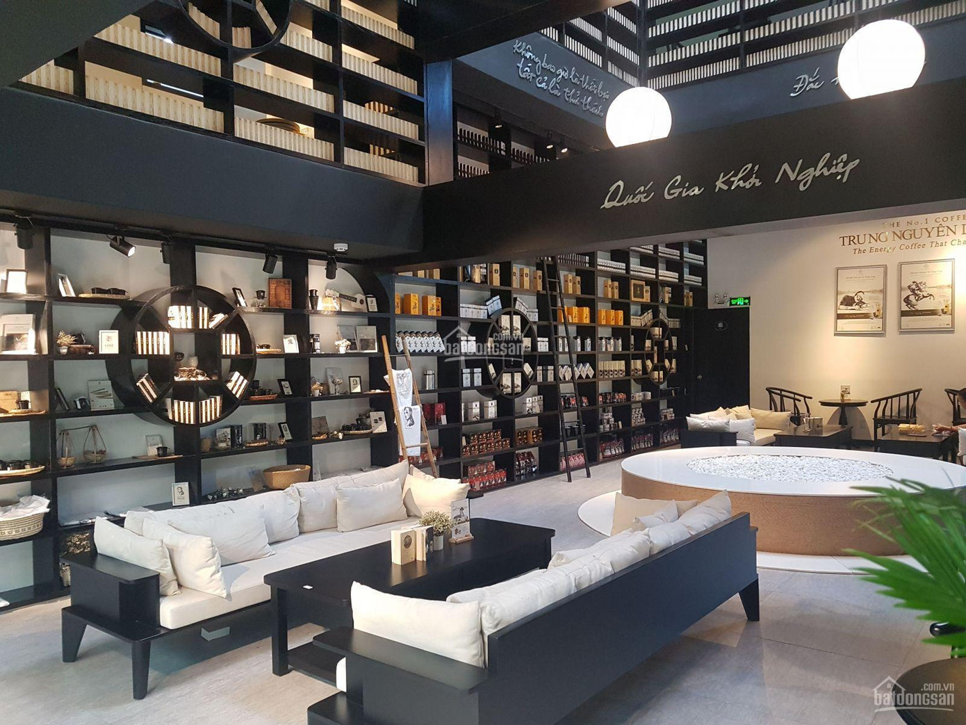 Thư viện Trung Nguyên Legend tại 12 Alexandre de Rhodes, Quận 1, Tp.HCM với hơn 16,000 cuốn sách thuộc 100 đầu sách trên 12 lĩnh vực của Tủ sách nền tảng đổi đời là nơi đặc biệt dành cho những người yêu tri thức, đam mê cà phê. Thư viện Trung Nguyên Legend tại 12 Alexandre de Rhodes, Quận 1, Tp.HCM với hơn 16,000 cuốn sách thuộc 100 đầu sách trên 12 lĩnh vực của Tủ sách nền tảng đổi đời là nơi đặc biệt dành cho những người yêu tri thức, đam mê cà phê.