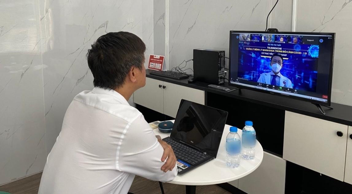 Các bác sỹ, chuyên gia nhãn khoa tại Bệnh viện Mắt Sài Gòn tham dự hội thảo chia sẻ kinh nghiệm