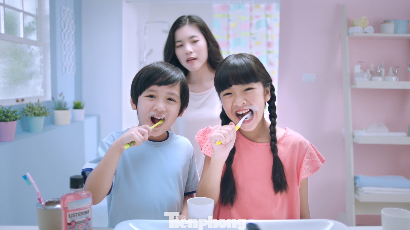 Đặc biệt, đối với trẻ từ 6-12 tuổi, chỉ cần lấy lượng nước súc bằng ½ nắp chai, lượng này sẽ tăng lên ¾ nắp chai đối với trẻ từ 12 tuổi trở lên, đảm bảo súc trong 30 giây và 2 lần mỗi ngày.