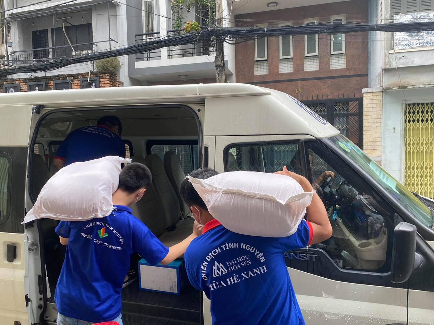 Các bạn vận chuyển hàng lên xe Các bạn vận chuyển hàng lên xe