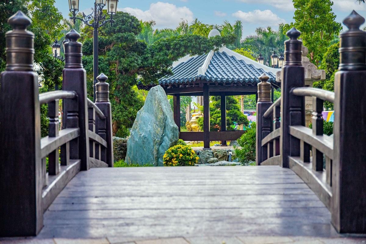 Thư thái dạo bước giữa không gian tĩnh tại cao quý của Vườn Nhật, dừng chân dưới chòi nghỉ lục giác, lắng nghe những âm thanh bản nguyên của cây, cá thể hiện gu sống tao nhã, cao quý của The Zenpark