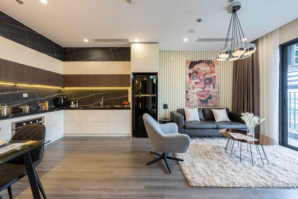 Căn hộ 2 phòng ngủ thiết kế hệ tủ bếp chữ L rộng rãi, sang trọng, kết nối mở với khu vực phòng khách giúp tối ưu kết nối giữa các thành viên