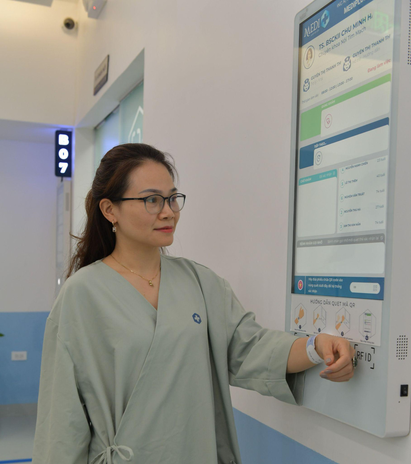 Chỉ cần check in mã QR qua trên vòng đeo tay là khách hàng có thể thăm khám bệnh dễ dàng tại Tổ hợp y tế MEDIPLUS