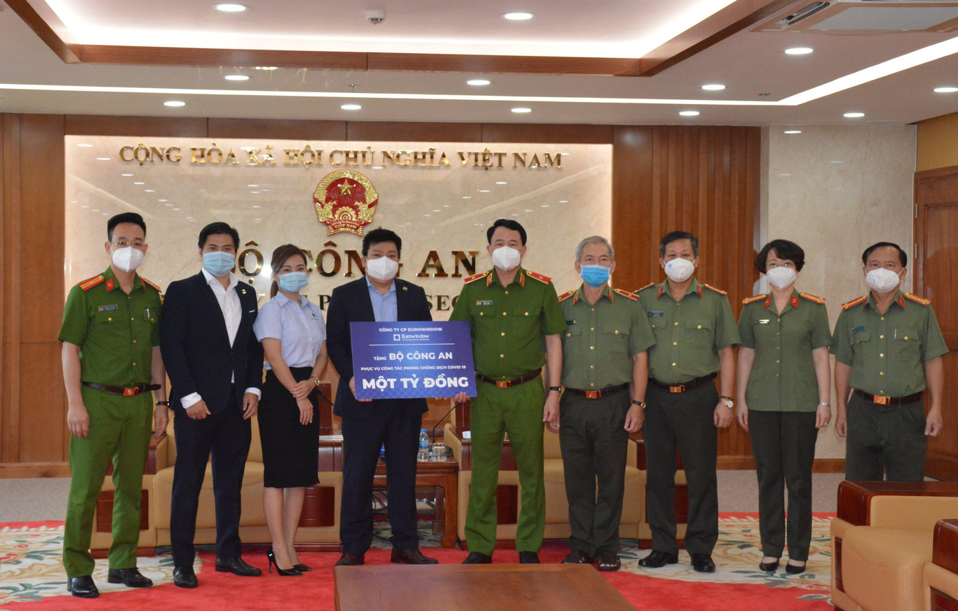 Ông Lê Quốc Hùng – Thứ trưởng Bộ Công an tiếp nhận số tiền 1 tỷ đồng của Công ty Cổ phần Eurowindow trao tặng cho Quỹ Phòng, chống dịch COVID-19 của Bộ Công an. Ông Lê Quốc Hùng – Thứ trưởng Bộ Công an tiếp nhận số tiền 1 tỷ đồng của Công ty Cổ phần Eurowindow trao tặng cho Quỹ Phòng, chống dịch COVID-19 của Bộ Công an.