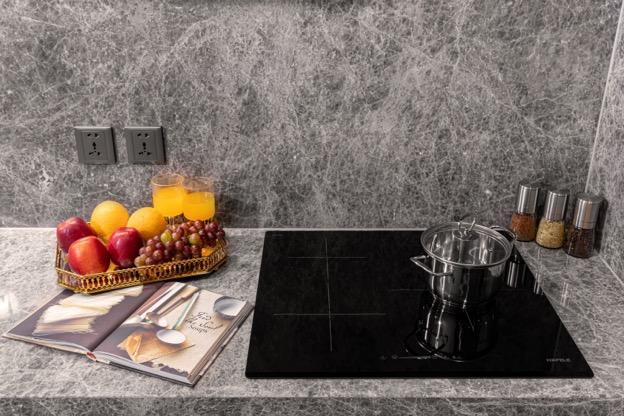 Trang thiết bị bàn giao đều đến từ các thương hiệu hàng đầu thế giới như Hafele, Daikin, Kohler tạo nên sự tinh tế, thanh lịch vượt thời gian. Trang thiết bị bàn giao đều đến từ các thương hiệu hàng đầu thế giới như Hafele, Daikin, Kohler tạo nên sự tinh tế, thanh lịch vượt thời gian.