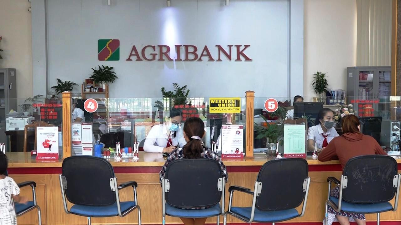 Agribank luôn đảm bảo cung ứng đủ vốn cho nền kinh tế và các dịch vụ tài chính theo nhu cầu khách hàng, hỗ trợ khách hàng cùng vượt qua khó khăn Agribank luôn đảm bảo cung ứng đủ vốn cho nền kinh tế và các dịch vụ tài chính theo nhu cầu khách hàng, hỗ trợ khách hàng cùng vượt qua khó khăn