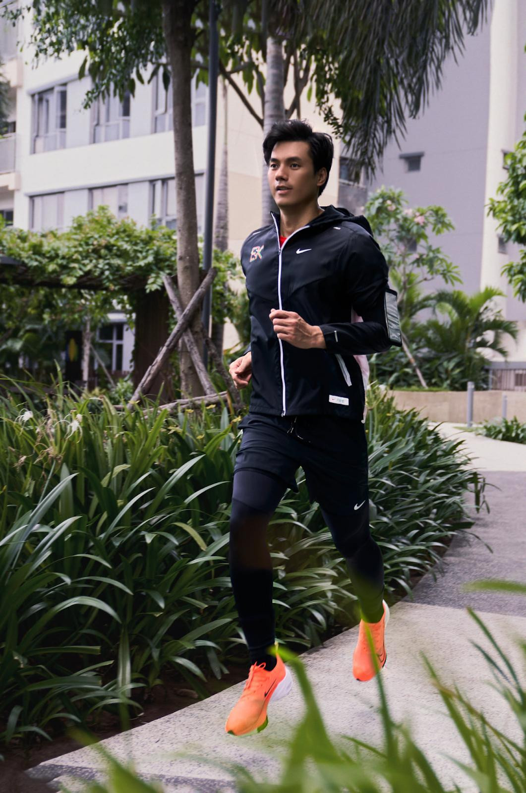 Nhan Phúc Vinh chạy bộ trong khuôn viên nhà để tham gia thử thách Thế Vận Động