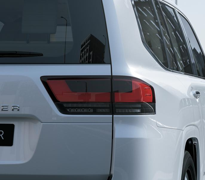 Đuôi xe vẫn thừa hưởng những đường nét thiết kế quen thuộc, dáng vẻ tổng thể chắc chắn, bề thế Đuôi xe vẫn thừa hưởng những đường nét thiết kế quen thuộc, dáng vẻ tổng thể chắc chắn, bề thế