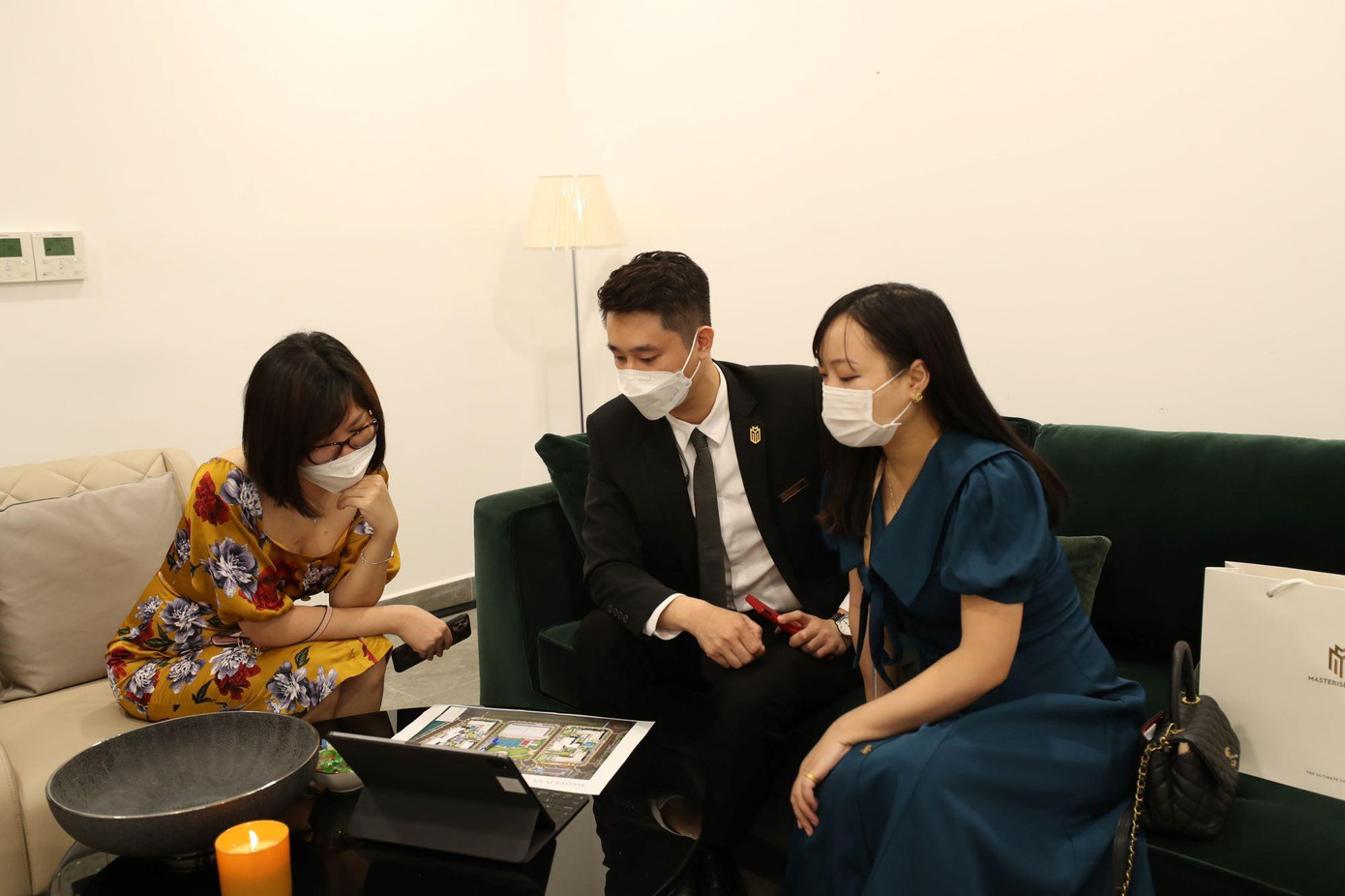 Khách hàng được hướng dẫn tận tình khi chọn căn.