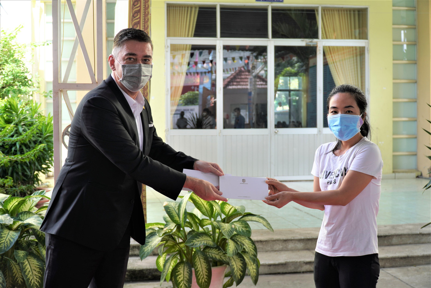 “Giữ Tổ ấm giữa Đại dịch” đã được triển khai từ giữa tháng 7, tiếp sức cho hàng nghìn lao động tại TPHCM. “Giữ Tổ ấm giữa Đại dịch” đã được triển khai từ giữa tháng 7, tiếp sức cho hàng nghìn lao động tại TPHCM.