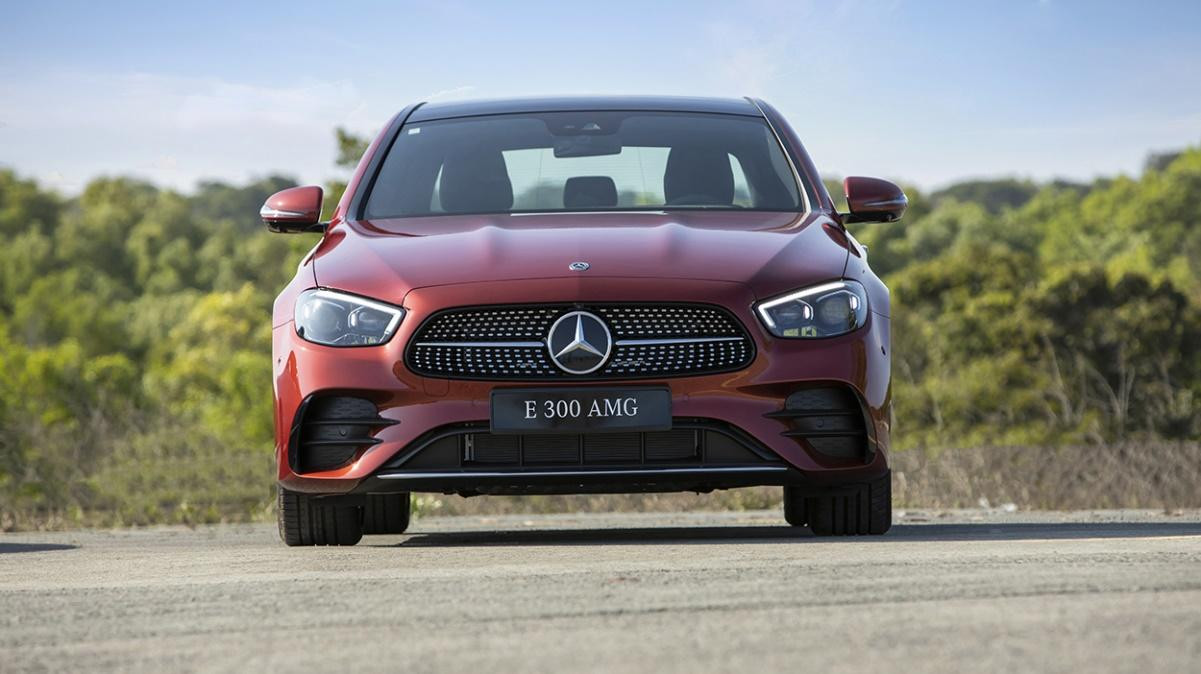 E 300 AMG phiên bản mới được miễn phí 2 năm bảo dưỡng khi mua trên nền tảng TMĐT chính hãng. E 300 AMG phiên bản mới được miễn phí 2 năm bảo dưỡng khi mua trên nền tảng TMĐT chính hãng.