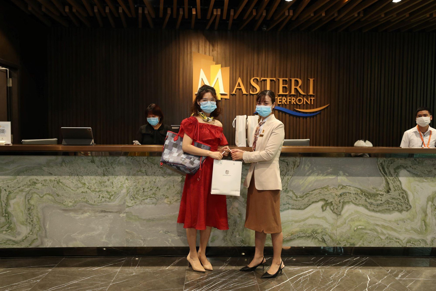 Khách hàng hài lòng khi tham gia sự kiện giới thiệu Masteri Waterfront tại Hà Nội.