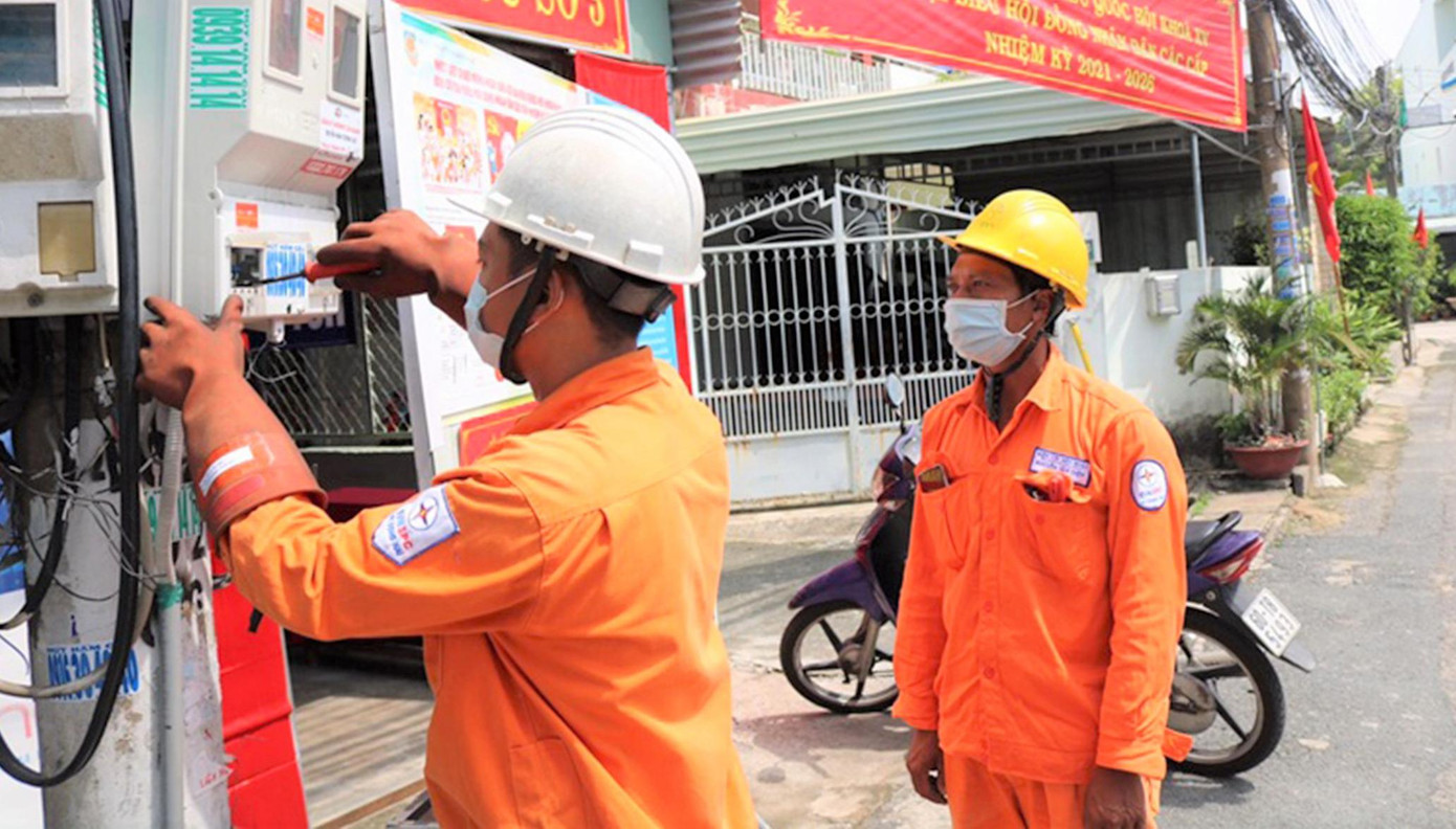 Công nhân Công ty Điện lực Lâm Đồng kiểm tra hệ thống điện tại nhà máy sản xuất tại địa phương