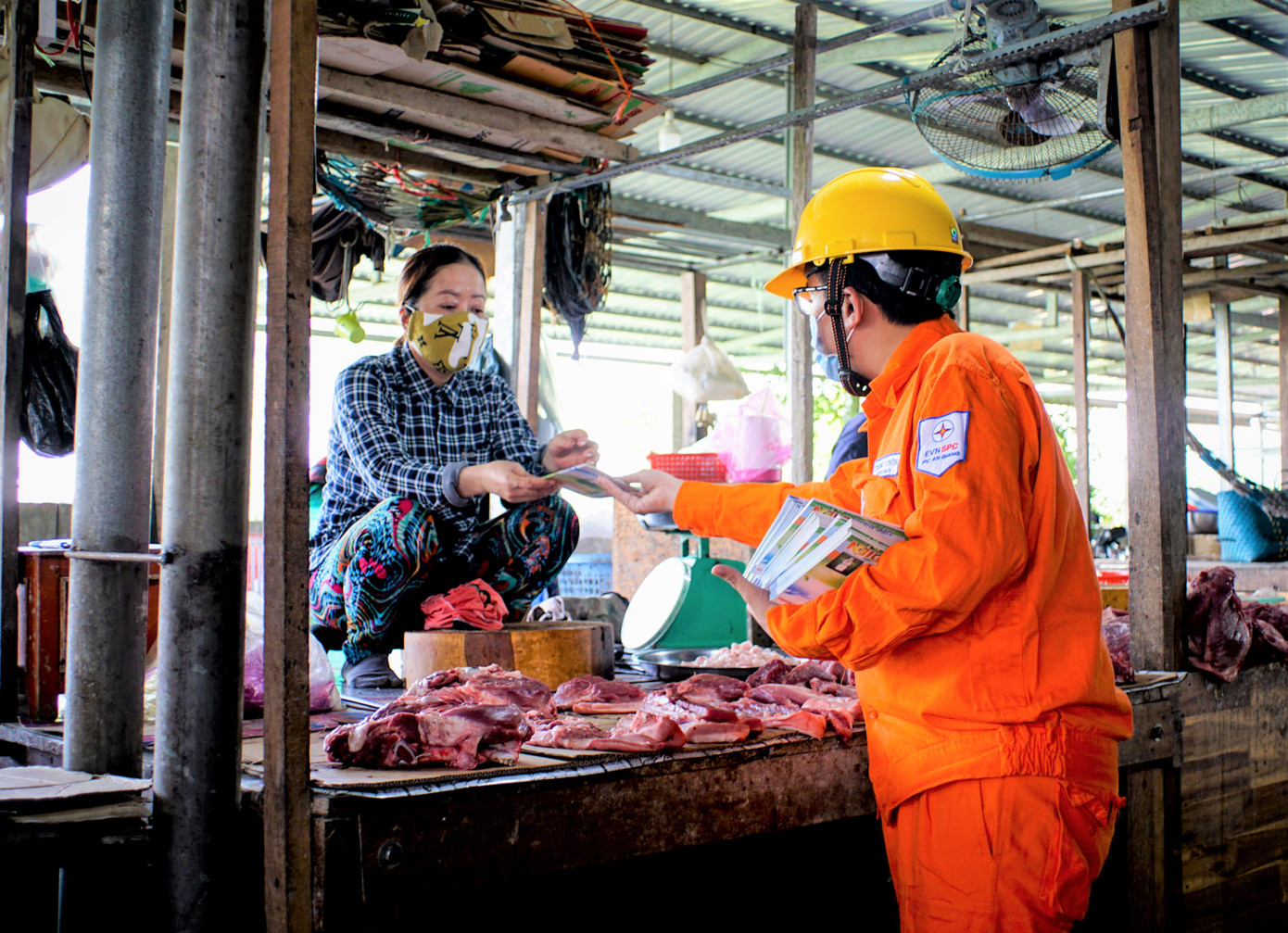 Tuyên truyền sử dụng điện an toàn, tiết kiệm tại một khu chợ ở thành phố Châu Đốc trong mùa dịch