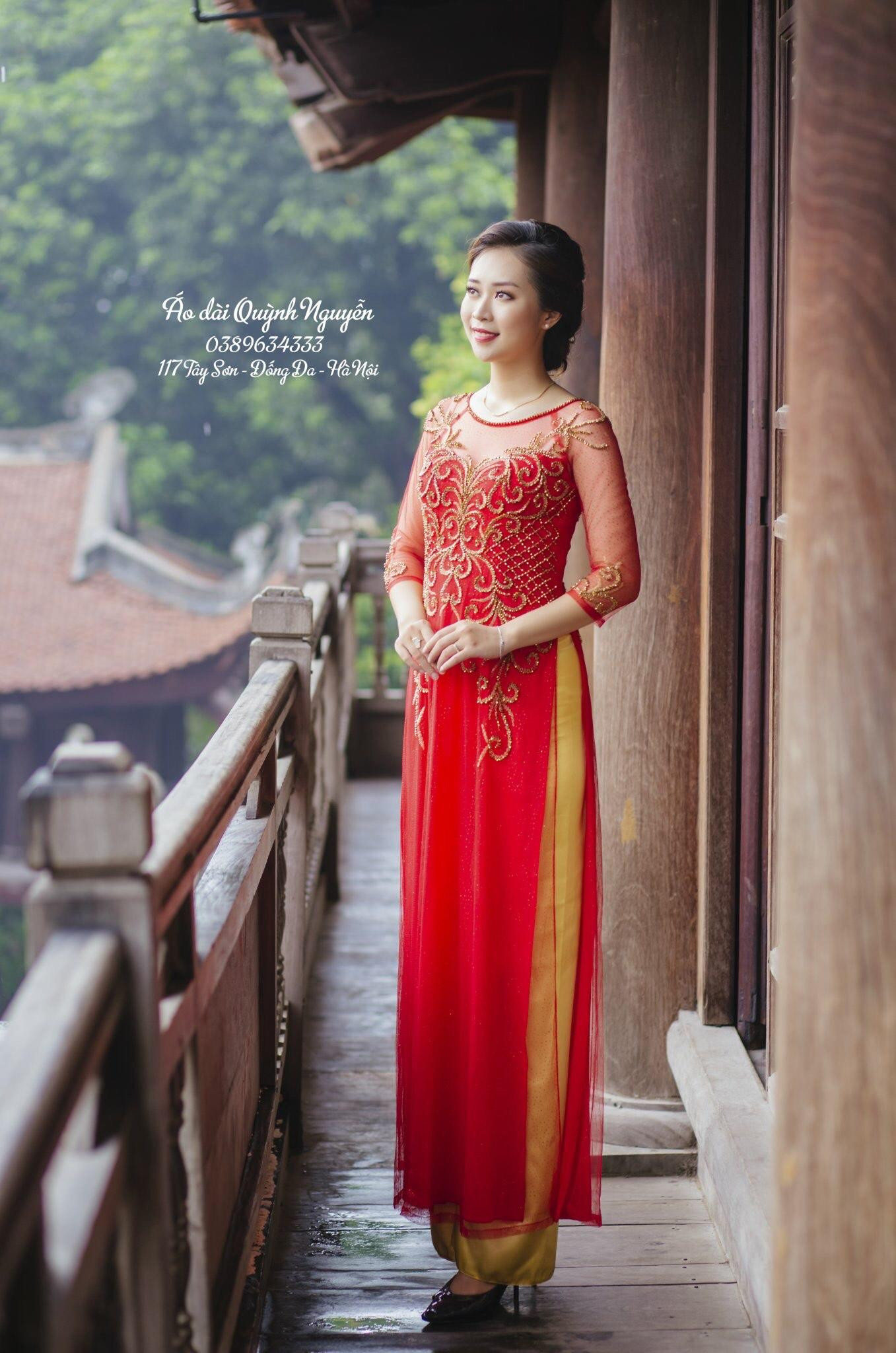 Áo dài đính đá pha lê là trang phục độc quyền, được nhiều chị em săn đón tại Áo dài Quỳnh Nguyễn.