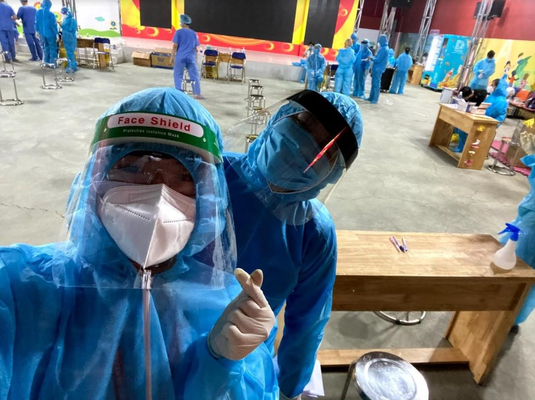 Bạn Trân Châu tại khu lấy mẫu xét nghiệm Q.12 Bạn Trân Châu tại khu lấy mẫu xét nghiệm Q.12