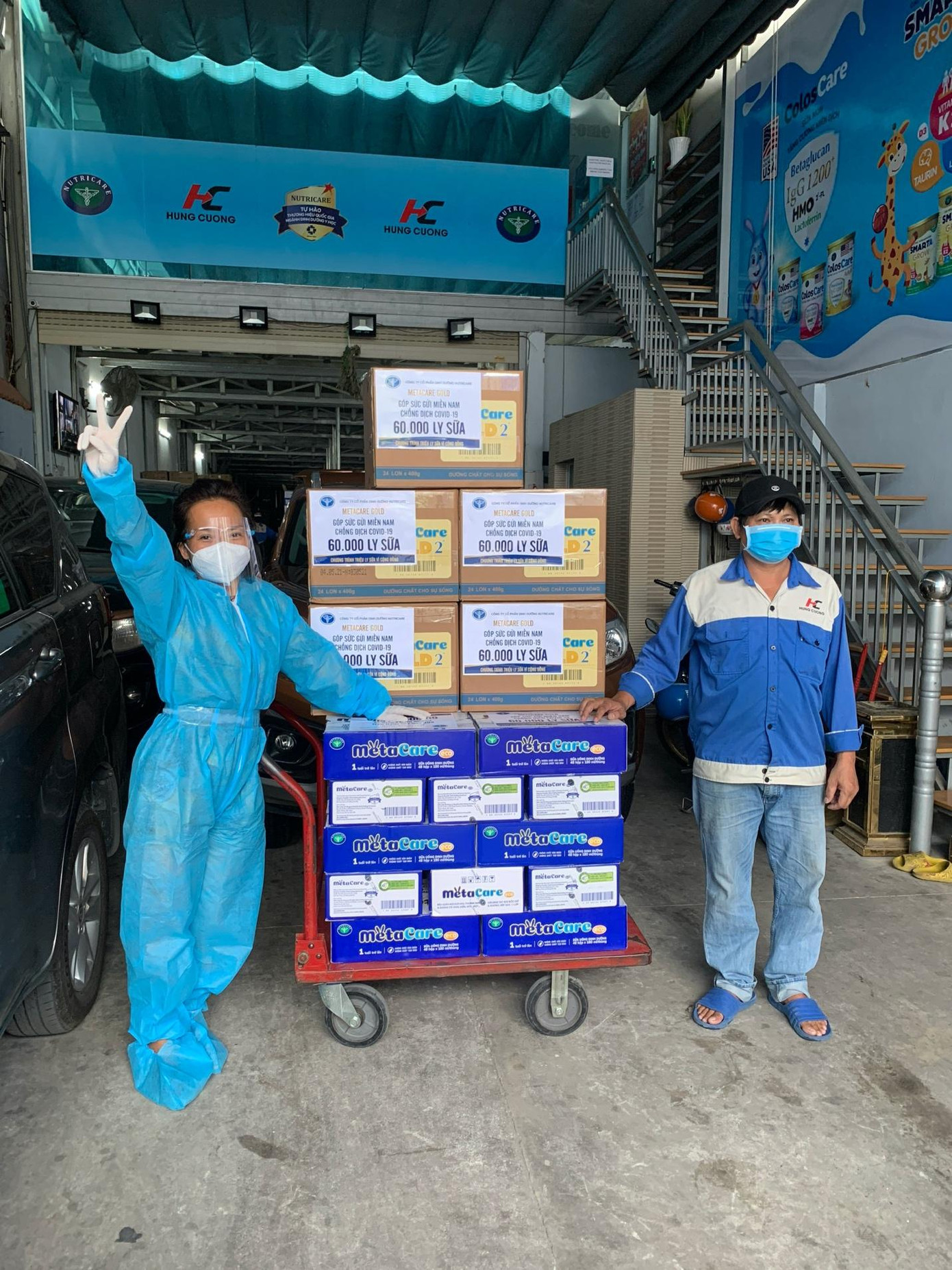 “Tôi sẽ làm tốt nhất, nhanh nhất, bằng tấm lòng người mẹ”, Thái Thuỳ Linh chia sẻ bên món quà đặc biệt tiếp dinh dưỡng cho các em bé trong tâm dịch