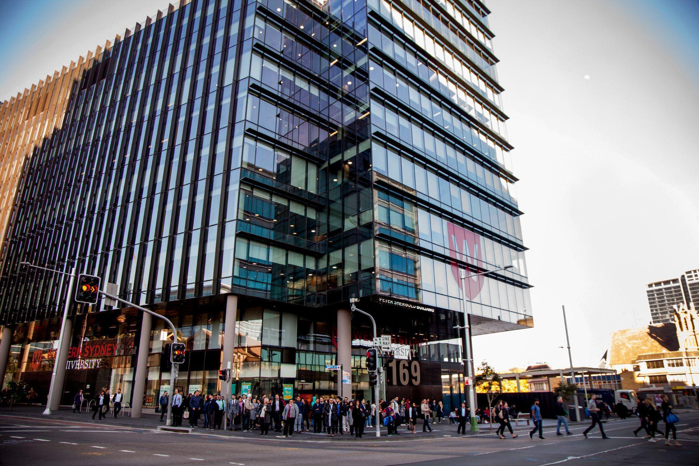 Đại học Western Sydney xếp hạng thứ 34 năm 2021, thăng 2 hạng so với năm 2020 (xếp vị trí thứ 36) và thăng 24 hạng so với năm 2019 (xếp vị trí thứ 58).