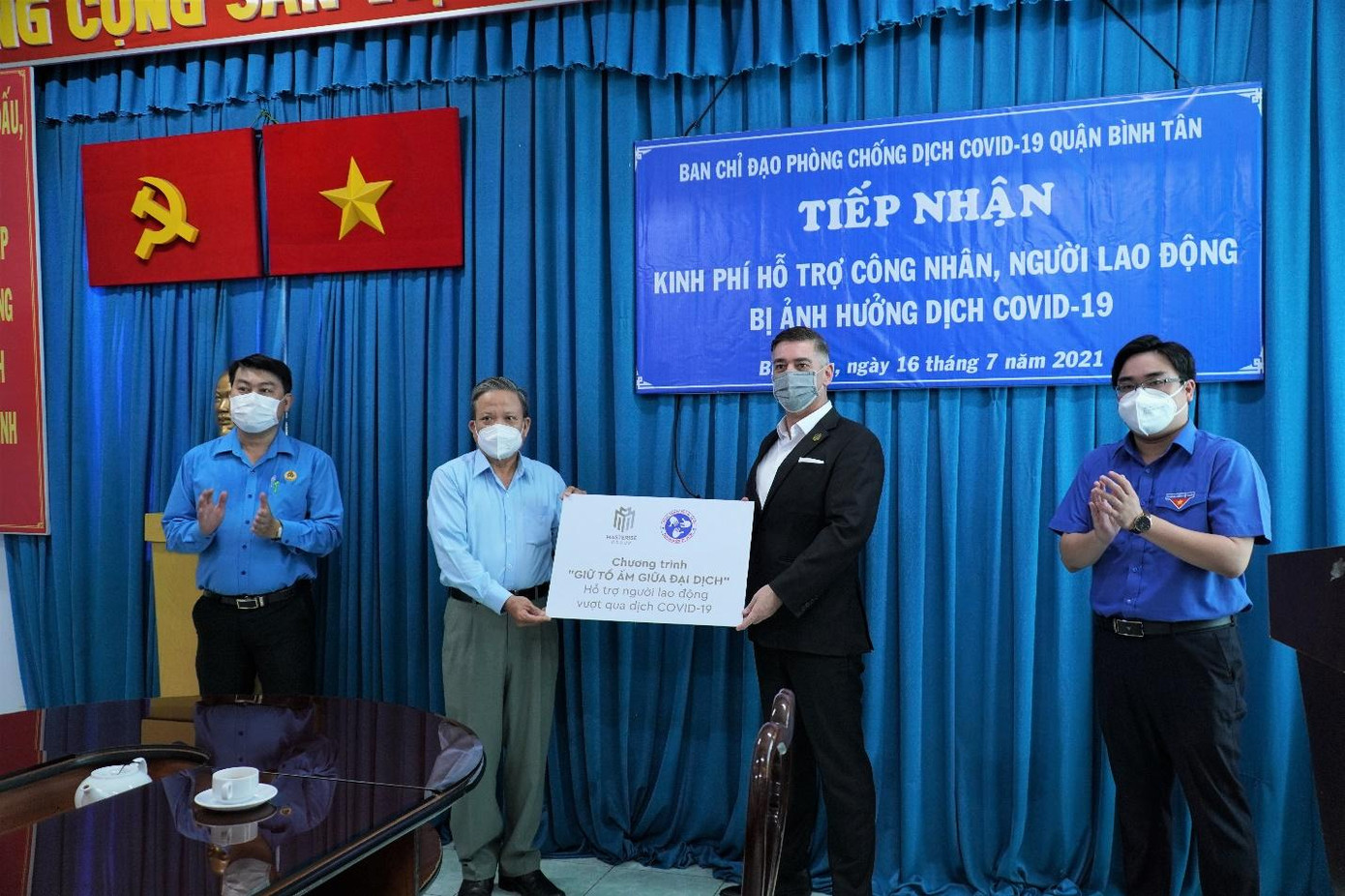 Buổi lễ tiếp nhận hỗ trợ giữa Masterise Group và Ủy ban Mặt trận Tổ quốc quận Bình Tân