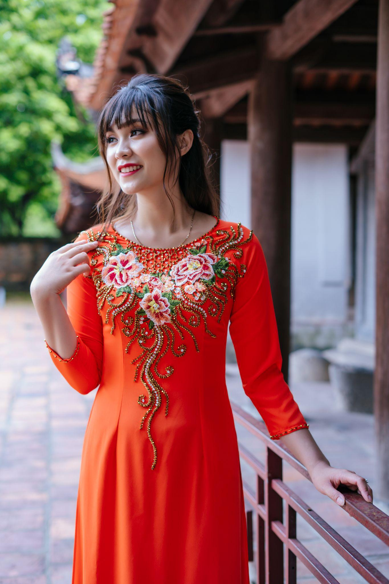 Áo dài thêu đính đá pha lê mang lại sự sang trọng, lịch thiệp và độc đáo cho người mặc.