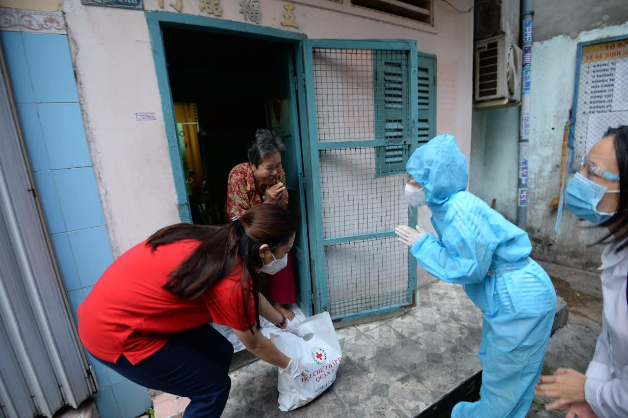 Nhóm tình nguyện viên “Người Việt thương nhau” tặng quà hỗ trợ bà con khó khăn vì dịch COVID-19