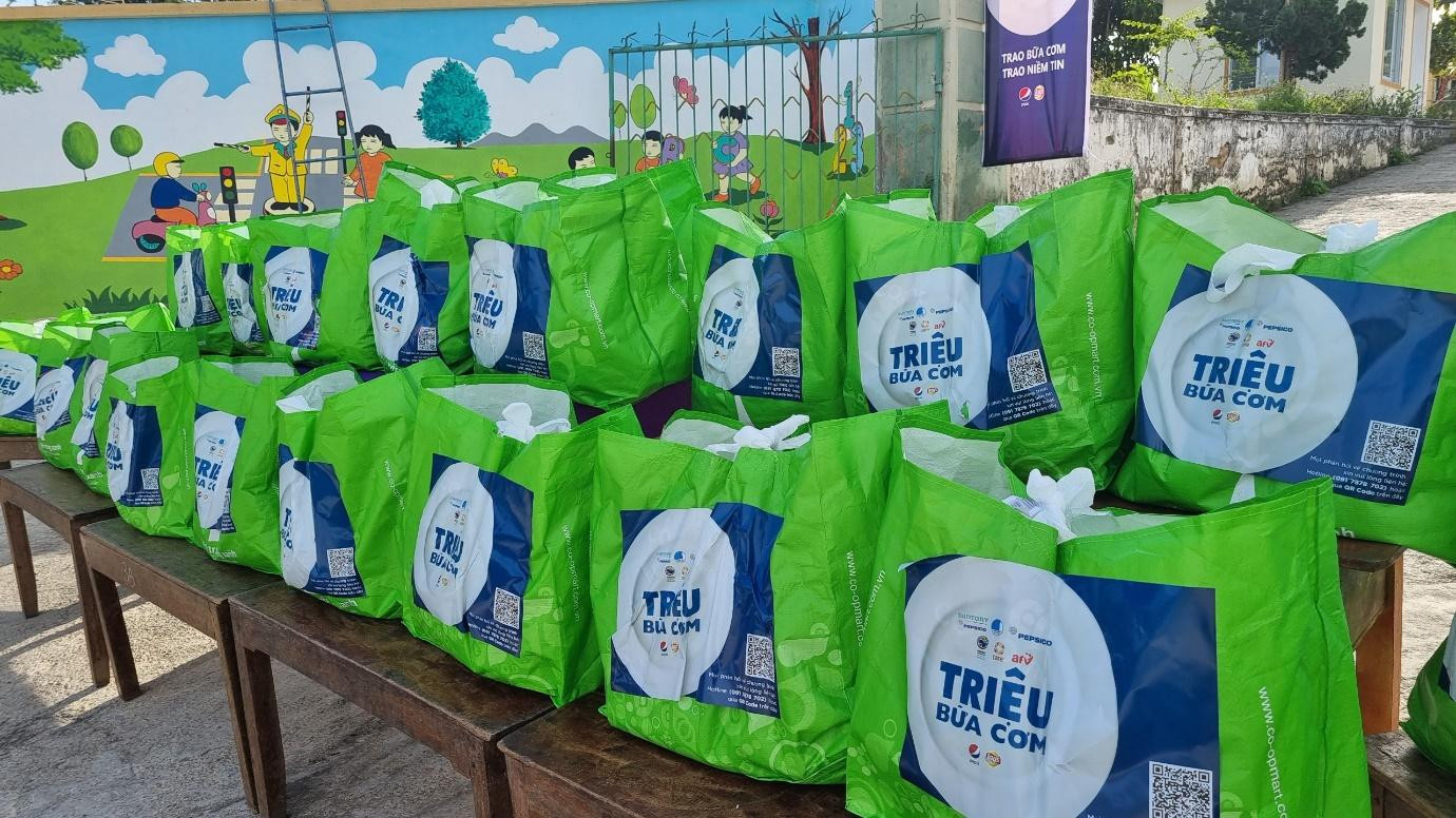 Hàng trăm nghìn bữa cơm đã được gửi tặng các gia đình có hoàn cảnh khó khăn. Con số ấy vẫn tiếp tục tăng nhanh mỗi ngày.