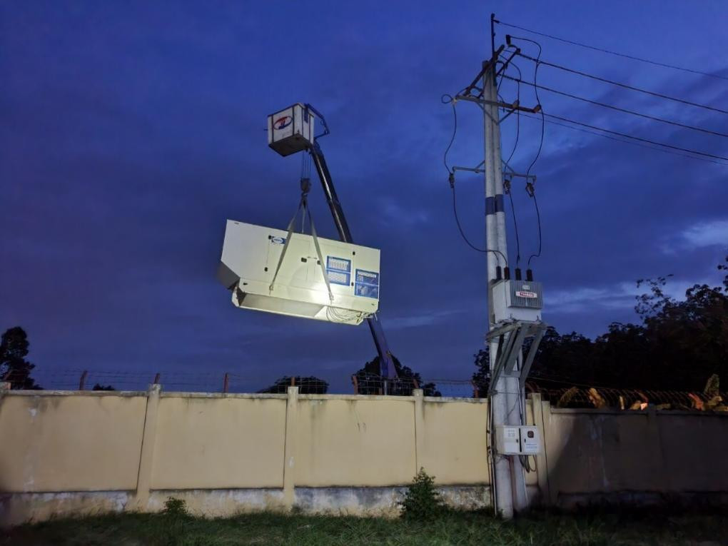 Công ty Điện lực Củ Chi lắp đặt máy phát dự phòng cấp điện ưu tiên cho bênh viện dã chiến tại xã Phú Mỹ Hưng, huyện Củ Chi.