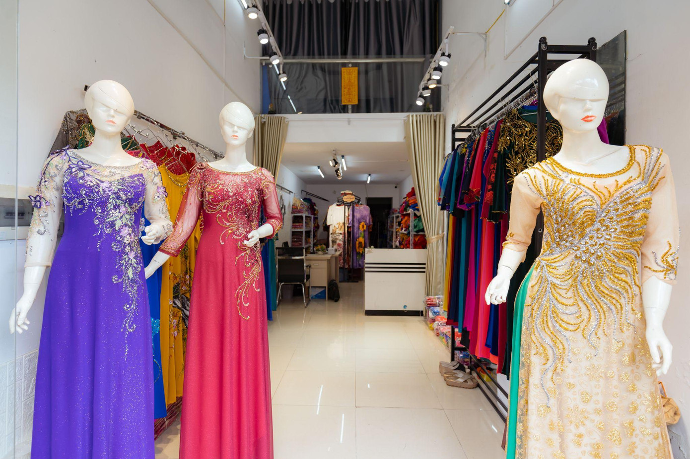 Áo dài Quỳnh Nguyễn sở hữu bộ sưu tập những mẫu trang phục cao cấp, độc quyền.