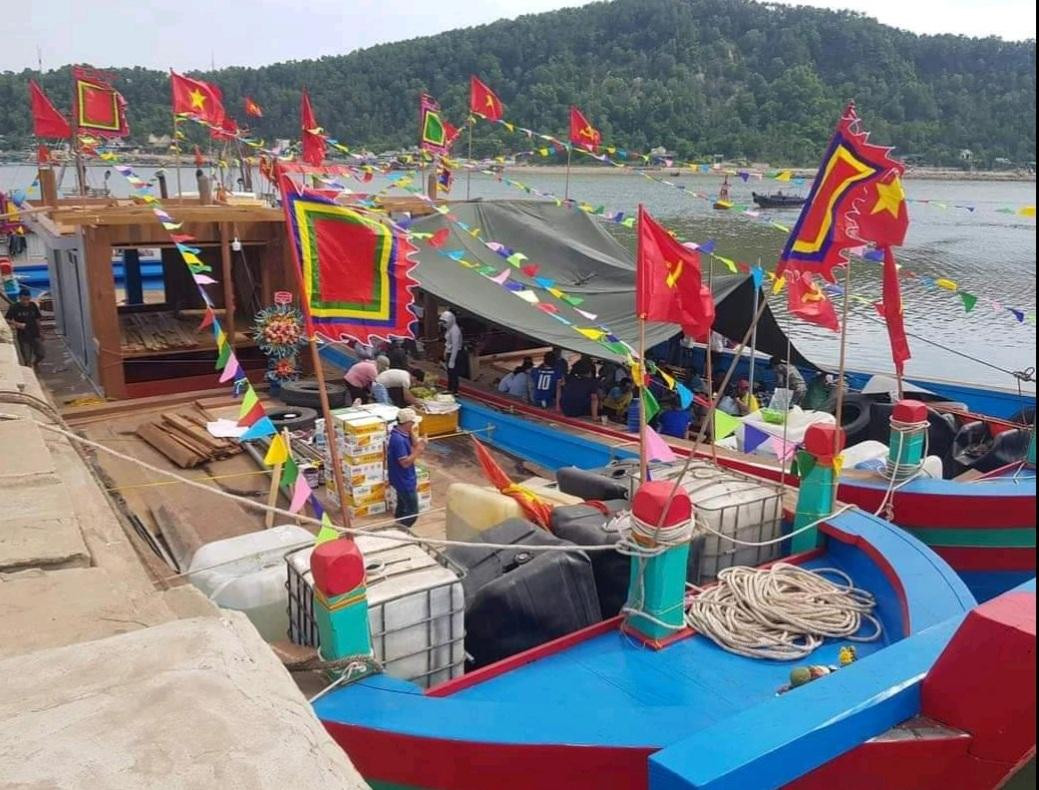 Những con tàu công suất lớn sẵn sàng vươn khơi, bám biển Những con tàu công suất lớn sẵn sàng vươn khơi, bám biển