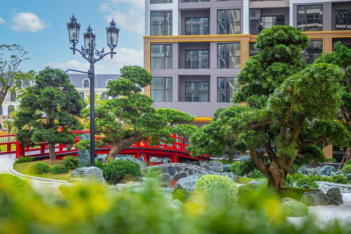 Cầu gỗ đỏ đặc trưng Vườn Nhật và những đồi Tùng La Hán được cắt tỉa tỉ mỉ, biểu trưng cho sự trường thọ