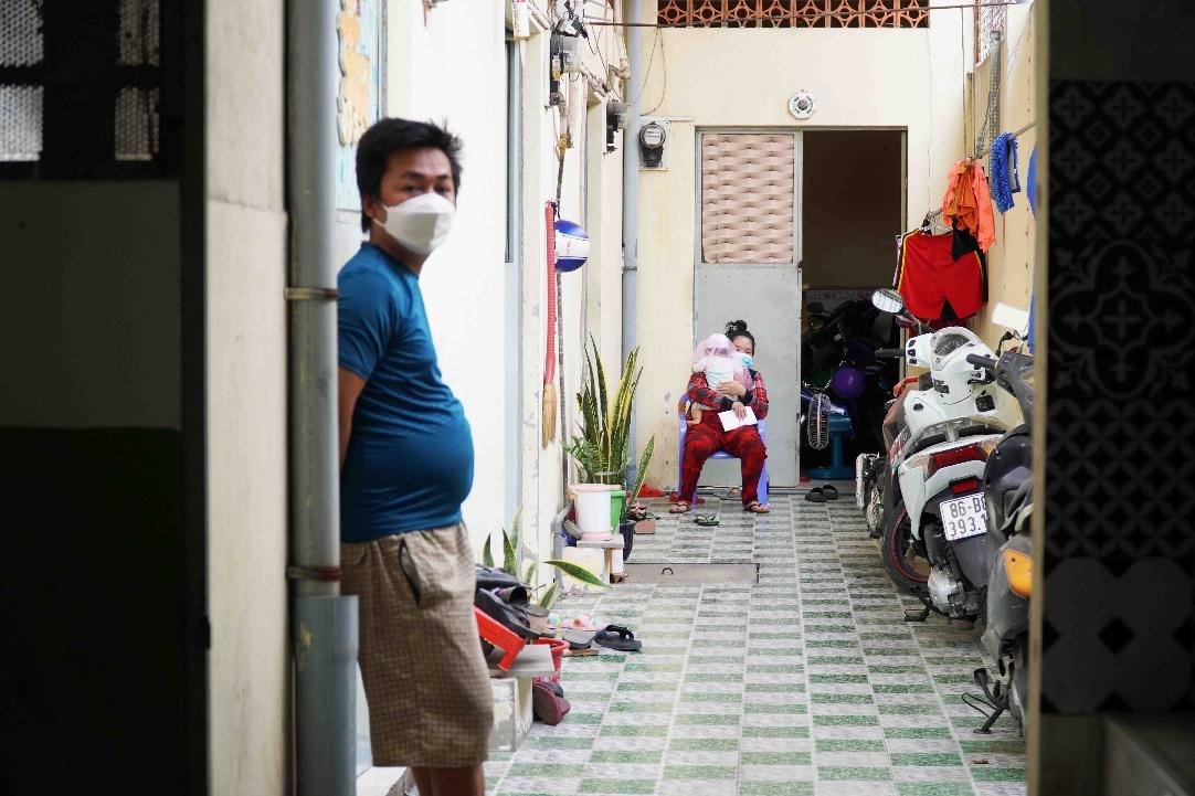 Hai mẹ con chị Thắm trong khu trọ nhỏ ở quận Bình Tân.