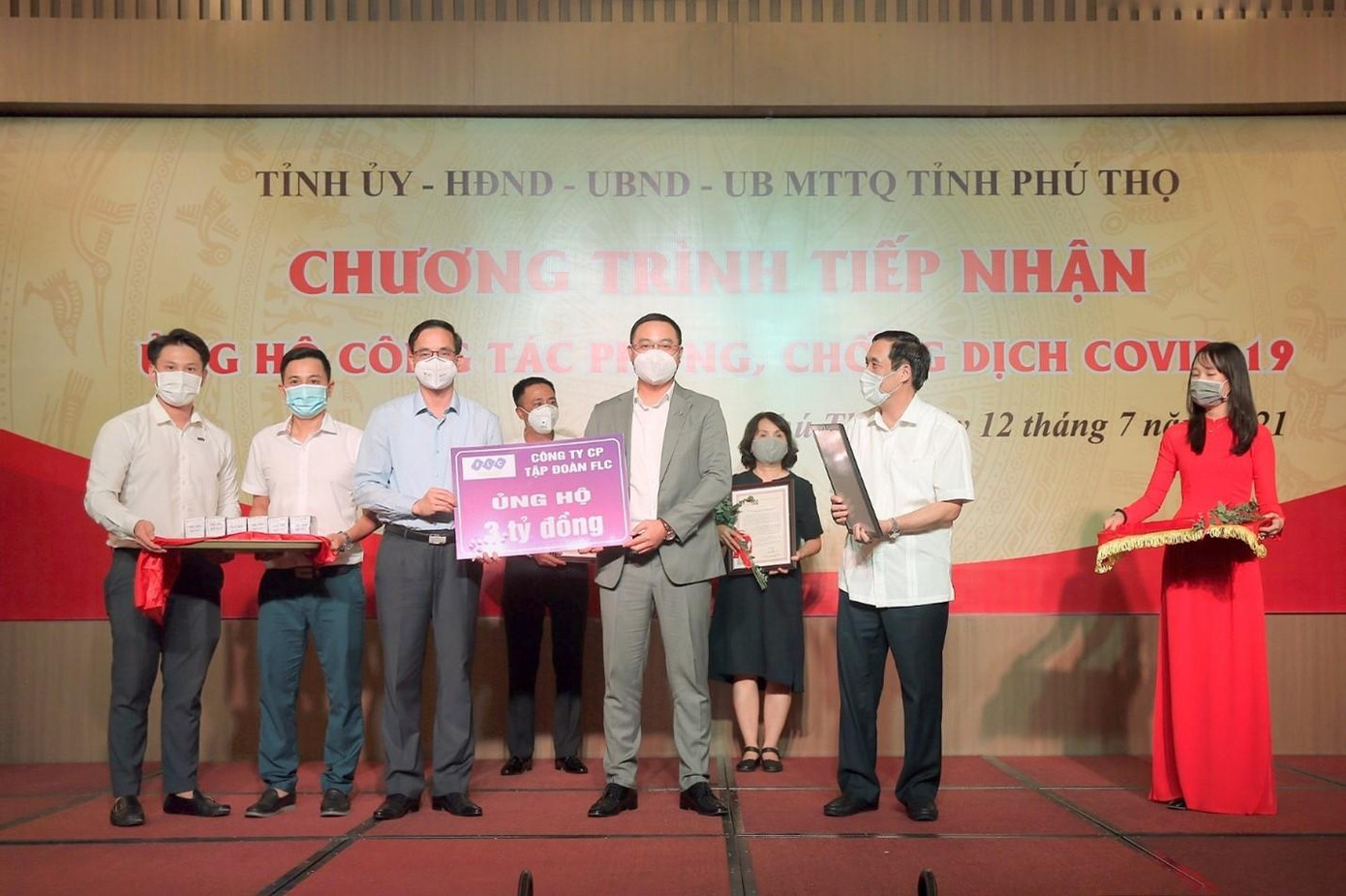Ông Đỗ Việt Hùng – Phó TGĐ FLC trao tặng 3 tỷ đồng kinh phí hỗ trợ Phú Thọ trong công tác phòng chống dịch Ông Đỗ Việt Hùng – Phó TGĐ FLC trao tặng 3 tỷ đồng kinh phí hỗ trợ Phú Thọ trong công tác phòng chống dịch