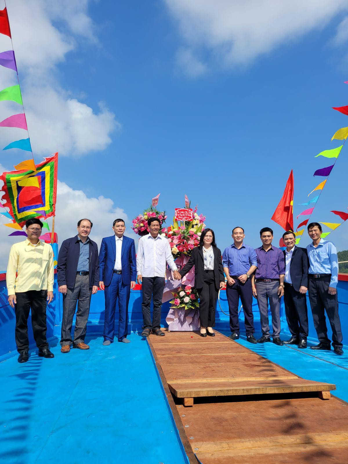 Lãnh đạo TX Cửa Lò đến động viên, chúc mừng các ngư dân Lãnh đạo TX Cửa Lò đến động viên, chúc mừng các ngư dân