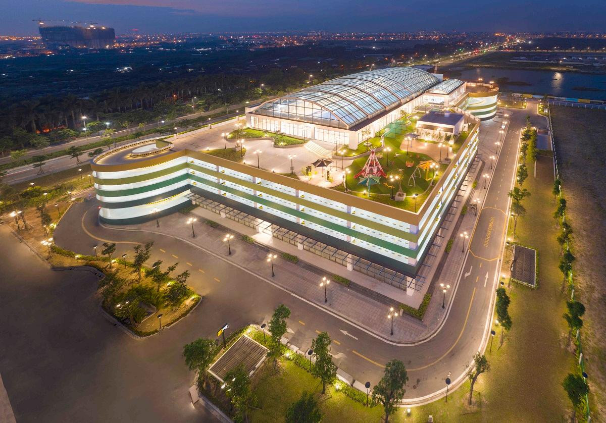 Tầm nhìn tổ hợp 5 tầng kết hợp bể bơi mái kính rực rỡ từ tòa căn hộ R1.01, R1.05