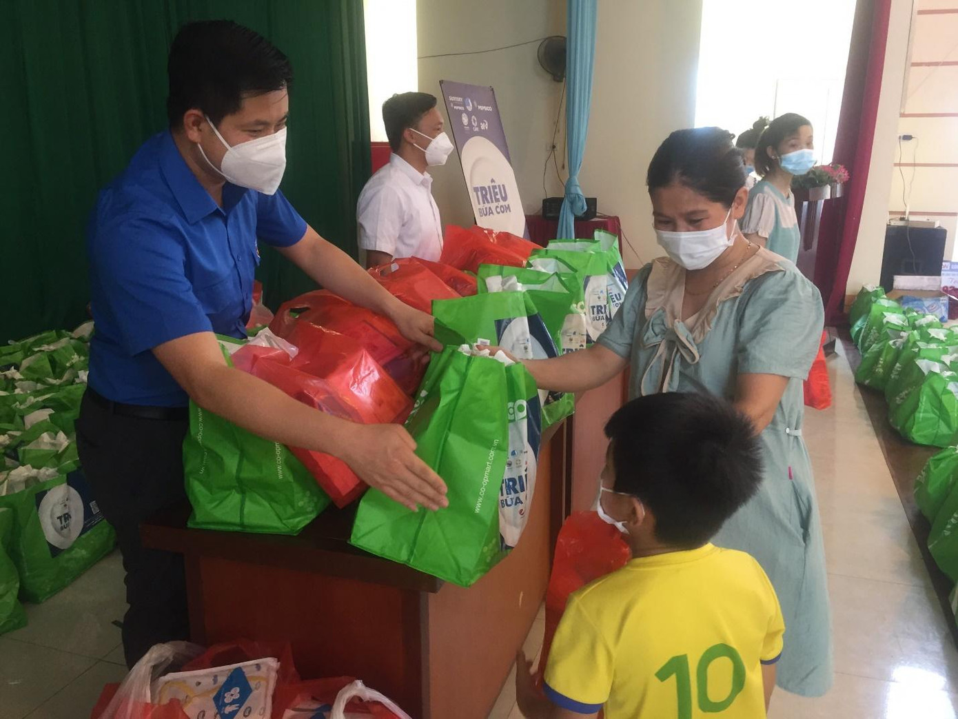 Những suất quà đầu tiên đến với người lao động tỉnh Bắc Giang