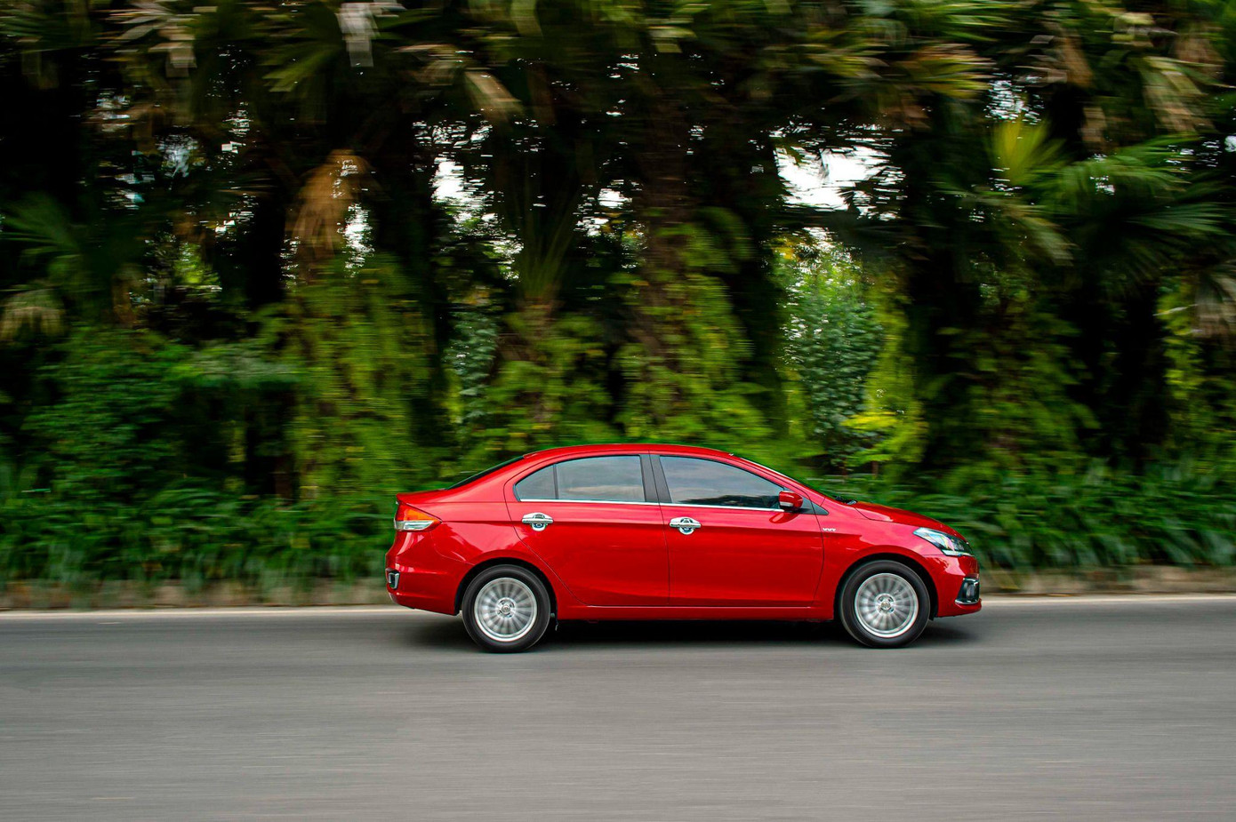 Sở hữu diện mạo thanh lịch, Suzuki Ciaz ghi điểm trong lòng khách hàng bởi thiết kế thanh lịch, ấn tượng với đường mạ chrome sắc nét.