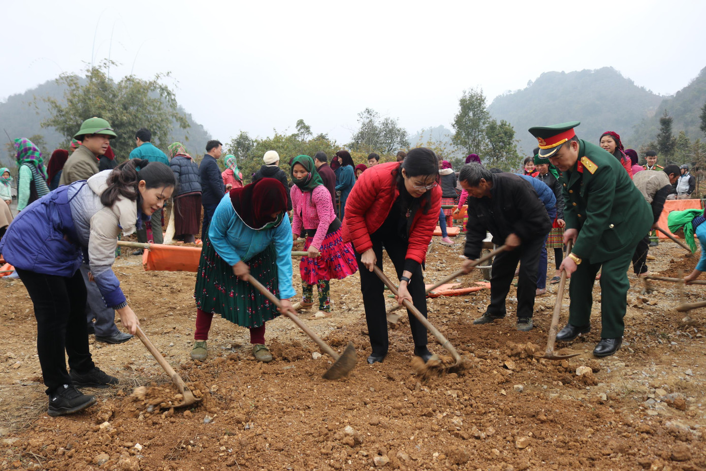 Lãnh đạo tỉnh Hà Giang tham gia trồng cây xanh tại Mèo Vạc mùa xuân 2021. Ảnh: Đài Phát thanh, Truyền hình Hà Giang