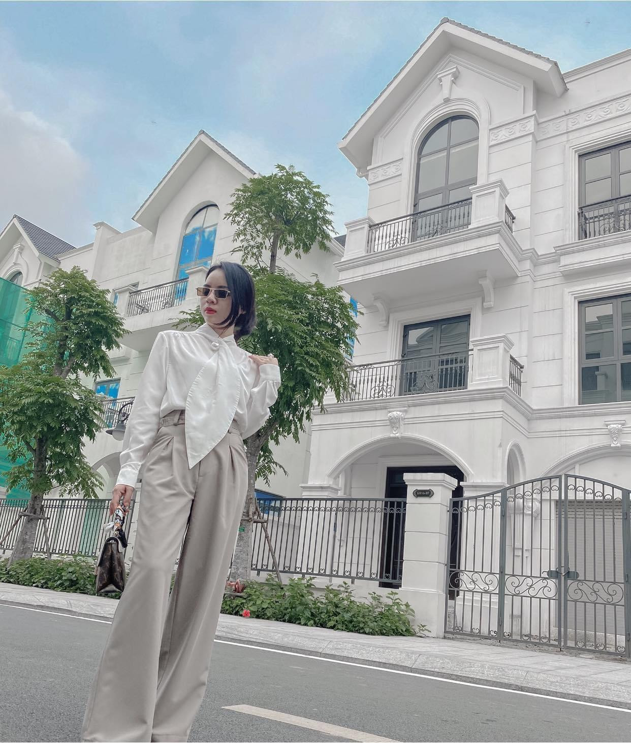 Kết hợp áo sơ mi với quần ống rộng nhẹ nhàng.