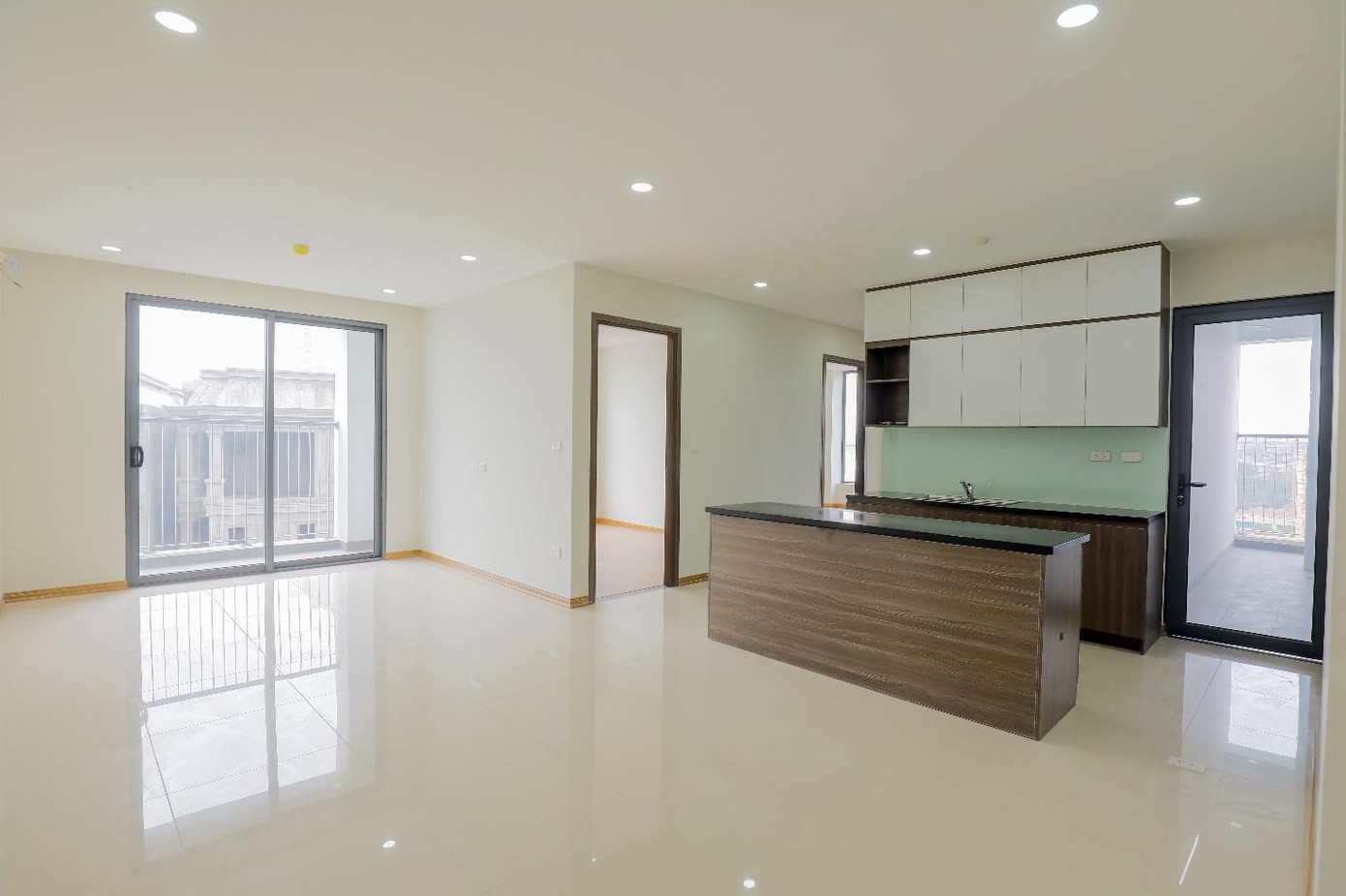 Căn hộ Rose Town bàn giao hệ thống nội thất chất lượng cao như trần thạch cao, sàn gạch ceramic, hệ thống cửa, tủ bếp, thiết bị vệ sinh…